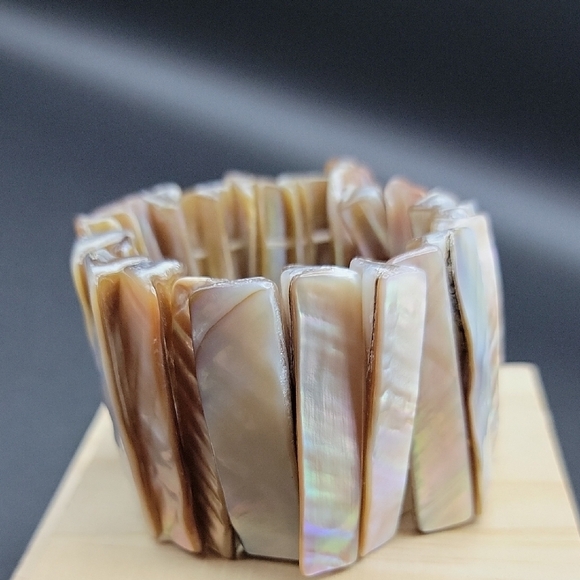 Iridescent Mother Of Pearl Shell Bracelet US Size 7 To 7-1/2" - Picture 2 of 7
